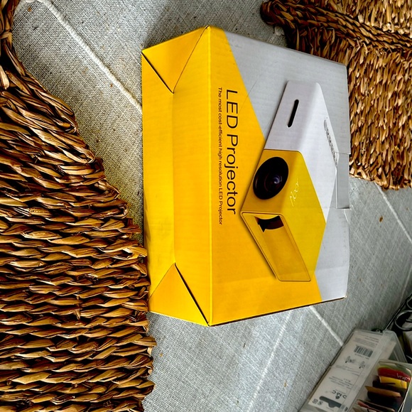 LED High resolution Projector - Picture 2 of 5